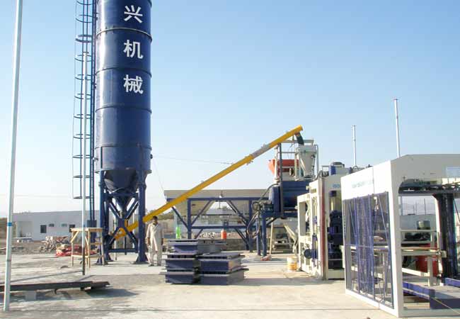 沙(shā)特阿拉伯6型砌(qì)塊成(chéng)型機客戶現場